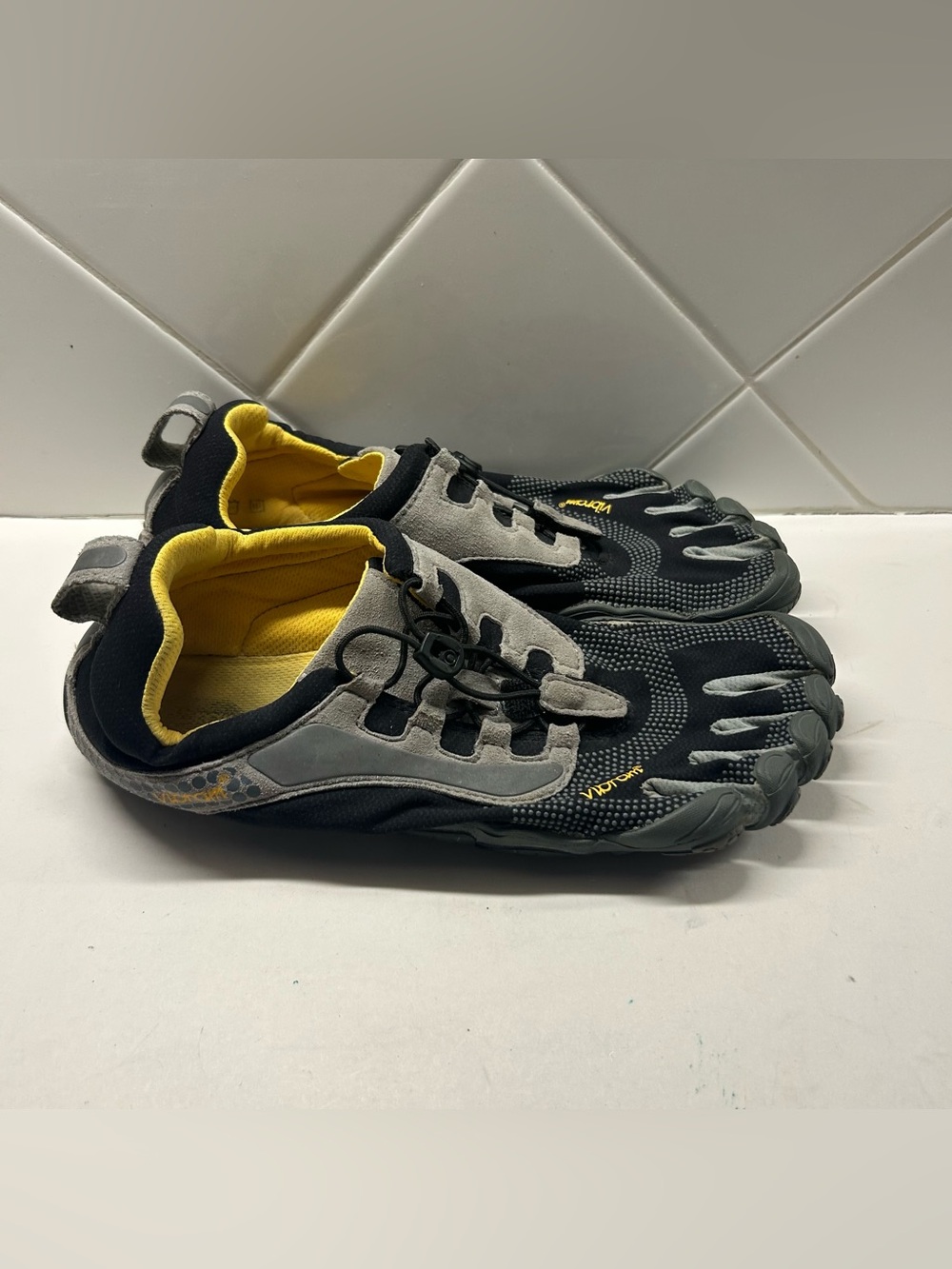 Vibram FiveFingers Men’s Black Yellow Barefoot Shoes READ